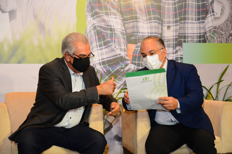 O governador Reinaldo Azambuja e o presidente do SRCG, Alessandro Oliva Coelho, em solenidade dos 70 anos da entidade, onde foi feito o pedido da redução do ICMS