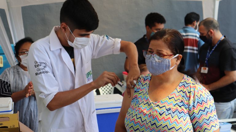 De acordo com o último levantamento realizado na hoje (27) pela Secretaria Municipal de Saúde (Sesau), foram aplicadas 197.761 doses da vacina no público prioritário, resultando em uma cobertura de 83,79%