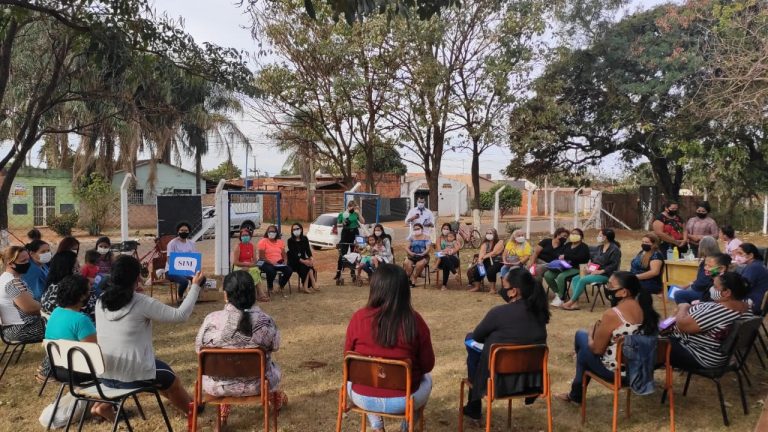 mulheres moradoras da região também tiveram a oportunidade de participar de outra roda de conversa que abordou a questão da violência doméstica e a Lei Maria da Penha de forma dinâmica e esclarecedora