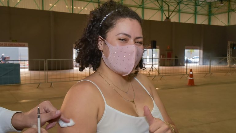 Com índice de 52% da população adulta completamente imunizada