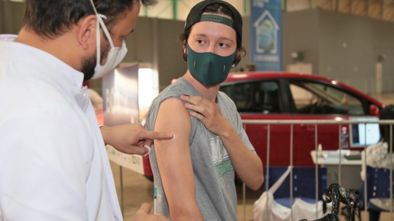 vacinação contra covid-19 de adolescentes dos 12 aos 17 anos sem comorbidades