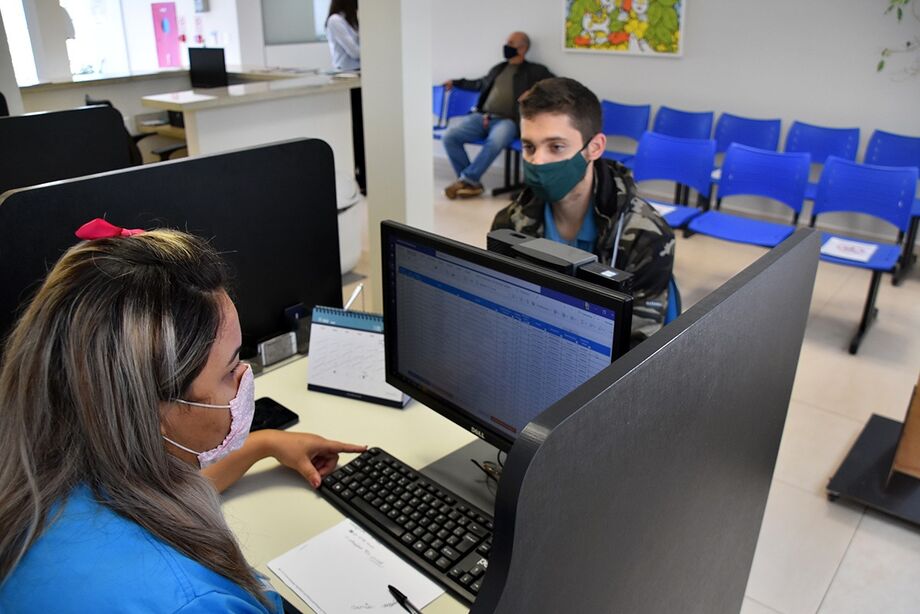 Além da oportunidade de aprender, o estagiário recebe uma bolsa que varia de R$ 400 até R$ 1,2 mil.