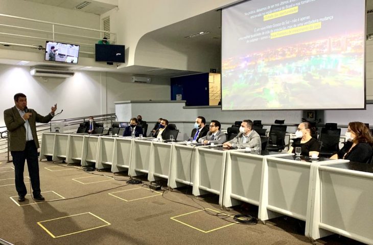 Equilibrar saúde e economia fez MS manter empregos, afirma Riedel em palestra na Câmara dos Vereadores