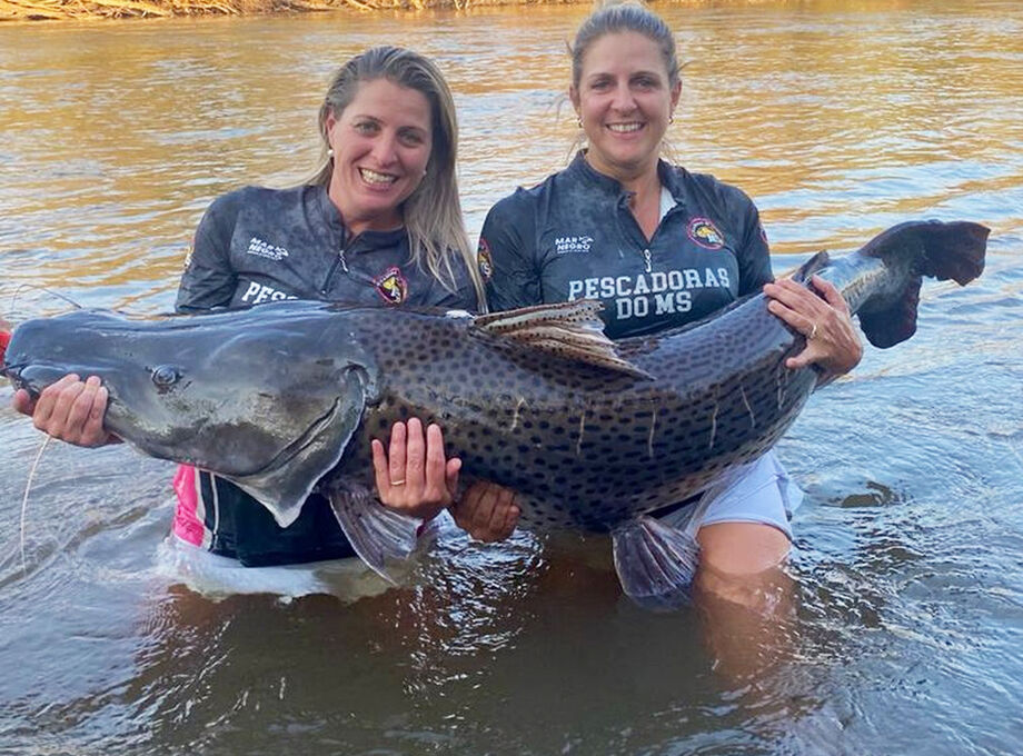 As irmãs posam com o peixão em foto