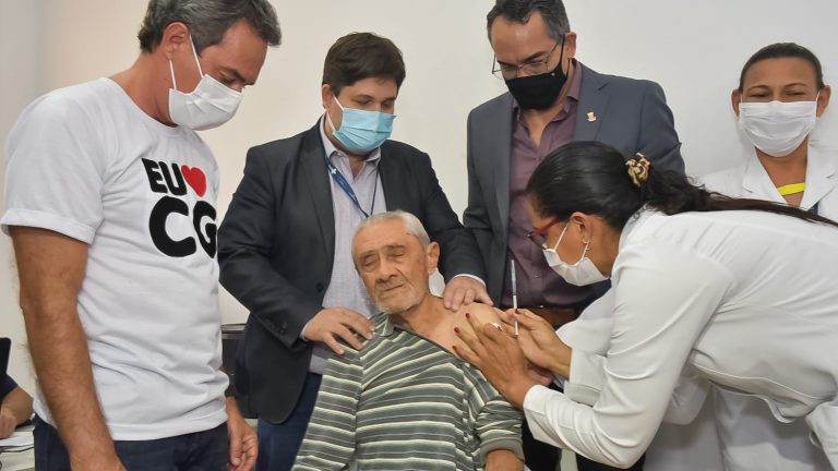 O idoso Aparecido Cândido de Souza, 92 anos, foi o primeiro campo-grandense a tomar o complemento da vacina. Além dele, outros 80 moradores do asilo também irão se vacinar.