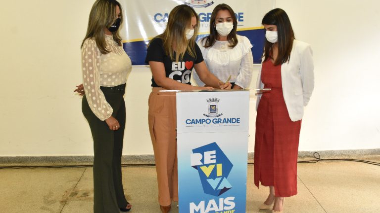 O objetivo é distribuir absorventes higiênicos descartáveis para as estudantes em situação de vulnerabilidade social, para garantir que elas continuem frequentando as aulas