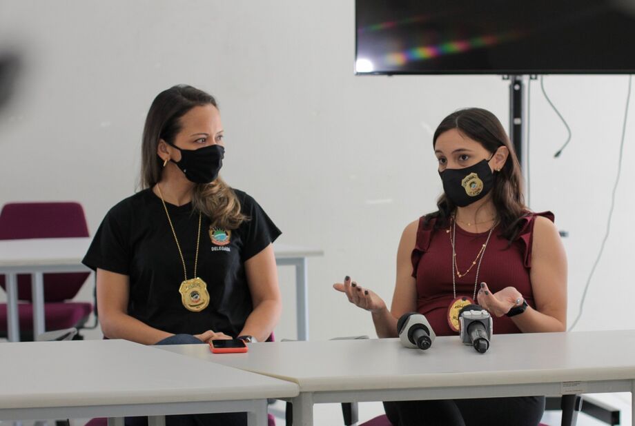 Delegadas em coletiva dando detalhes do crime