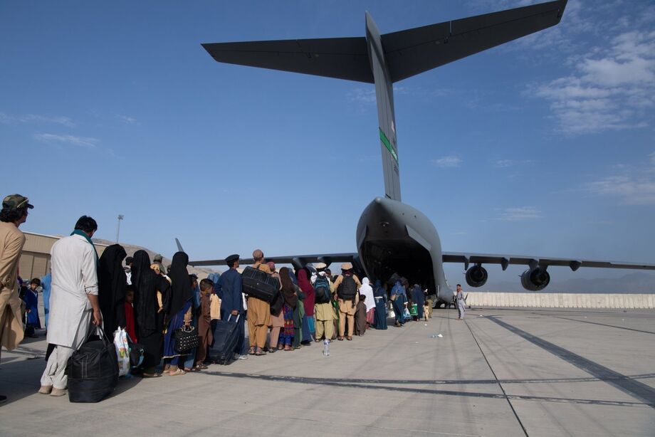 Força Aérea dos EUA trabalha pela retirada de pessoas do Afeganistão.