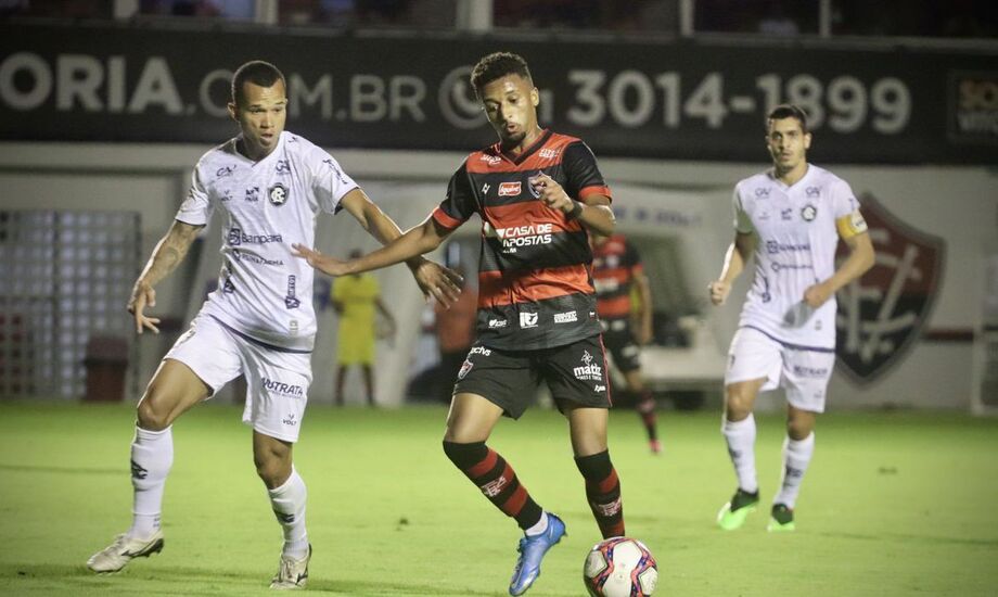 O Remo derrotou o Vitória, de virada, por 2 a 1, na noite desta sexta-feira no estádio do Barradão