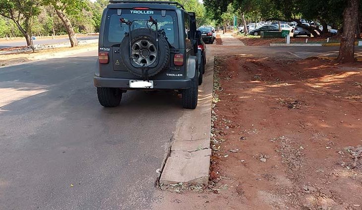 Motoristas estacionam em cima da canaleta de drenagem