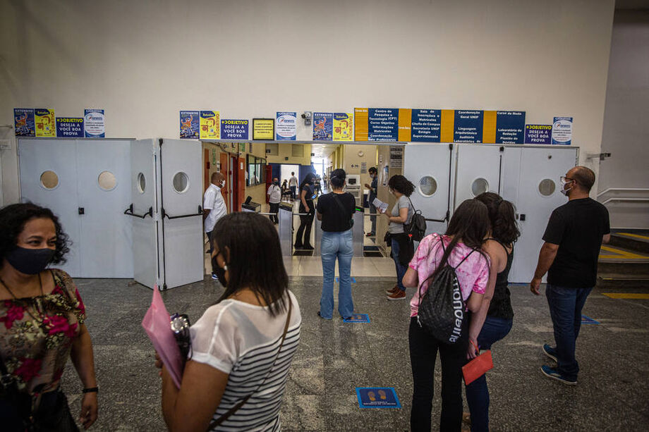 Estudantes chegam para realização da prova do ENEM 2020, na unidade do Objetivo, na AV. Paulista, em São Paulo.
