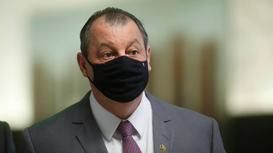 O senador Omar Aziz, presidente da CPI da Covid no Senado, deixa o plenário apos reunião.