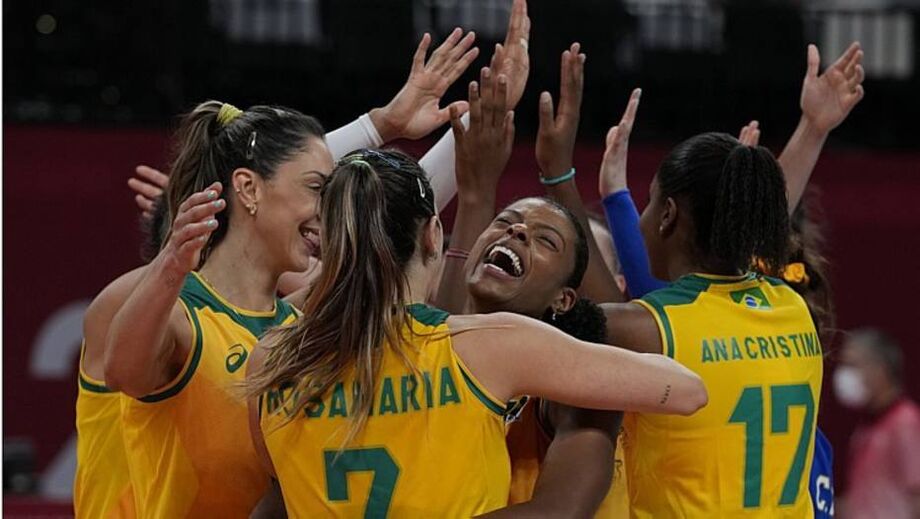 Jogadores da seleção brasileira feminina de vôlei comemoram vitória
