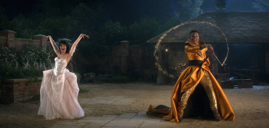 Camila Cabello e Billy Porter em cena de 'Cinderella'