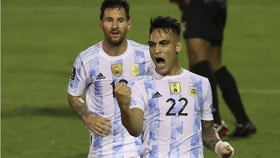 Observado por Messi, Lautaro Martinez comemora gol na vitória da Argentina diante da Venezuela