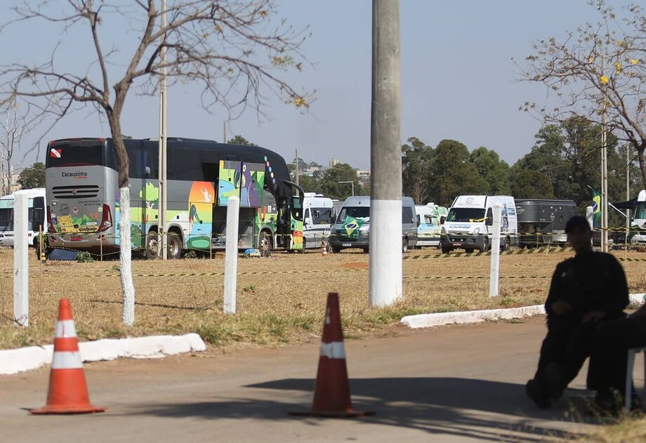 Montagem do acampamento bolsonarista no Parque Leão, em Samambaia.