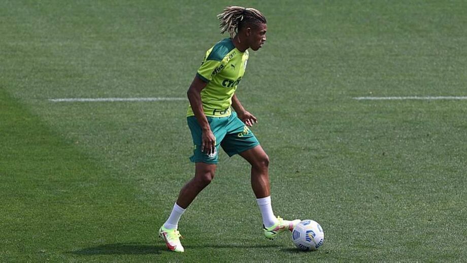 Danilo em ação durante treinamento realizado na Academia de Futebol