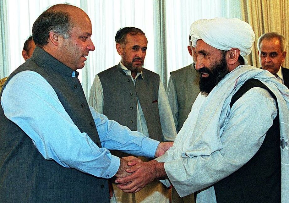 Em imagem de 1999, Mullah Hasan Akhund (D), então ministro das Relações Exteriores do Taleban, cumprimenta o então primeiro-ministro paquistanês, Nawaz Sharif