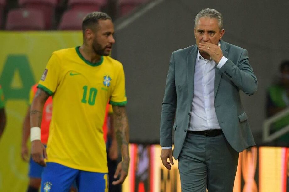 Tite com Neymar em jogo da seleção brasileira