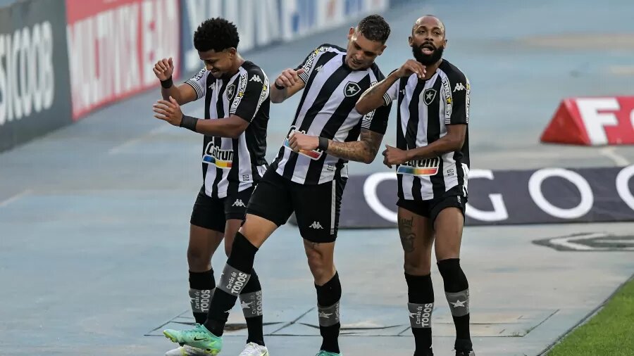 Warley, Navarro e Chay fazem a 'dança do gordinho' em comemoração de gol do Botafogo