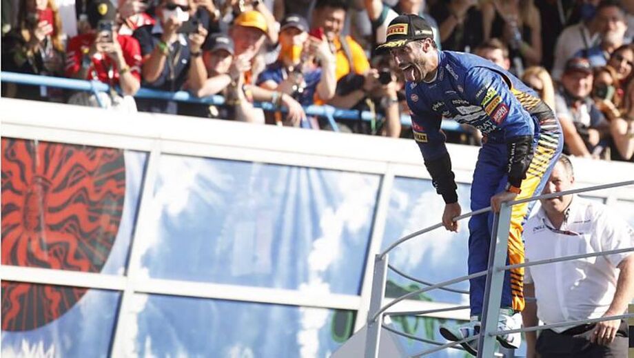 Ricciardo ganha GP da Itália em dia de batida impressionante entre Verstappen e Hamilton.