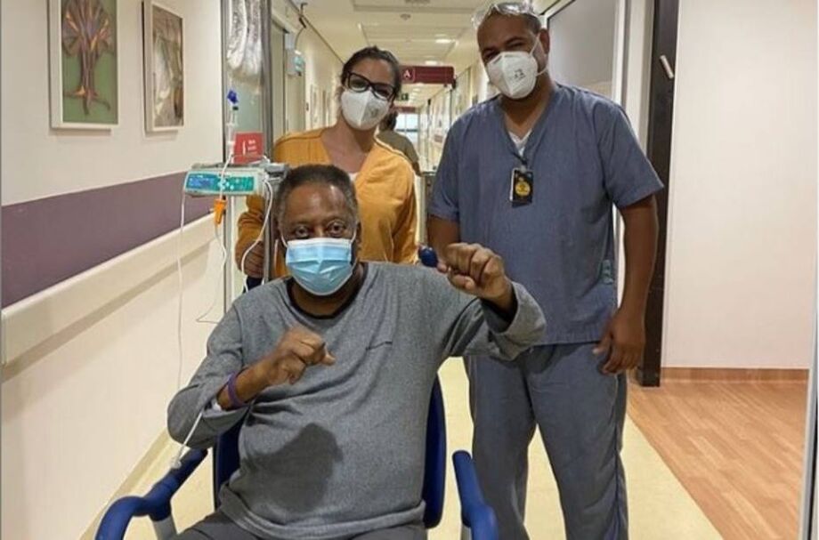 Pelé faz o soco no ar enquanto se recupera de cirurgia para retirada de tumor no cólon