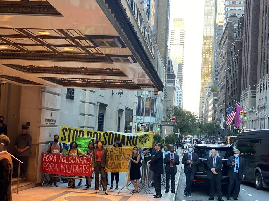 Manifestantes aguardavam a chegada do presidente Jair Bolsonaro na frente de seu hotel em Nova York, onde irá participar da Assembleia-Geral das Nações Unidas (ONU)