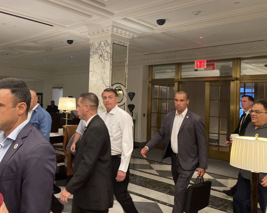 O presidente Jair Bolsonaro no saguão do hotel em que está hospedado em Nova York.