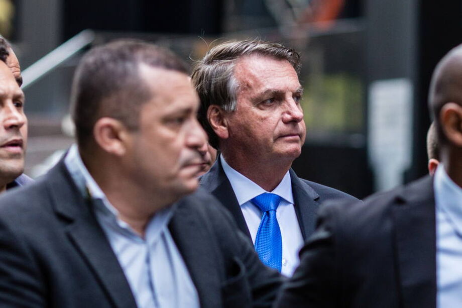 O presidente Jair Bolsonaro caminha pelas ruas de Nova York em direção ao hotel em que está hospedado