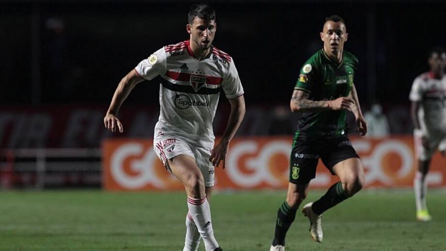 Calleri participou dos minutos finais do duelo com o América-MG