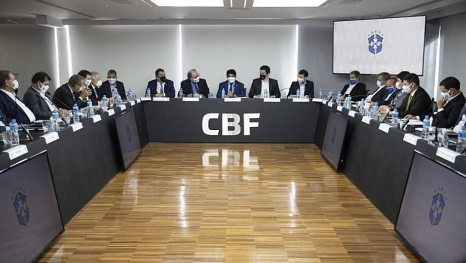 Presidente interino da CBF, Ednaldo Rodrigues, no comando da mesa na assembleia geral da entidade