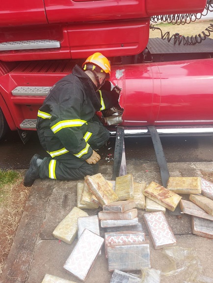 A 12º Subgrupamento de Bombeiros Militar-Independente foi acionada por uma equipe da Policia Rodoviária Federal para auxiliar na abertura do tanque de combustível de uma carreta