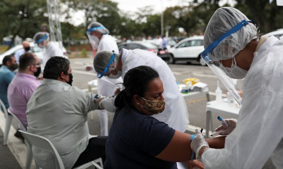 Já o total de pessoas que não resistiram à pandemia até o momento é de 592.316 pessoas. Entre ontem e hoje, foram confirmadas pelas autoridades de saúde 876 novas mortes