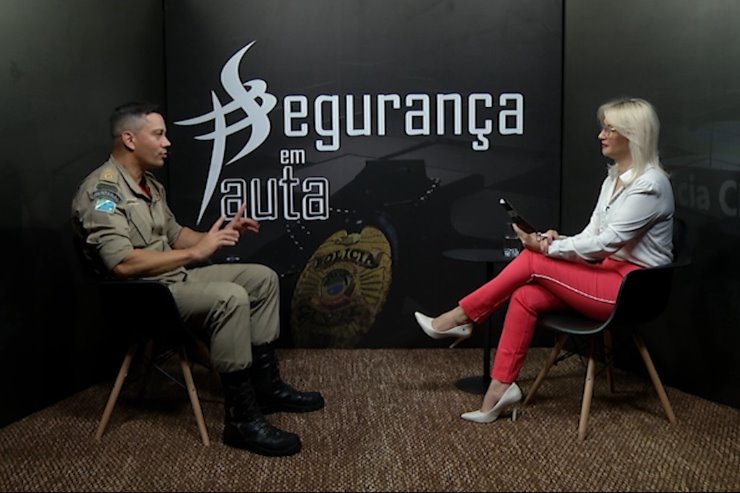 Tenente-coronel Waldemir Moreira Junior durante entrevista com a investigadora Lucilene Souza no programa Segurança em Pauta