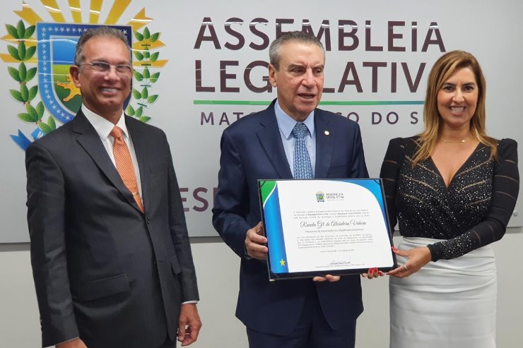 Deputado Paulo Corrêa, ladeado pelo presidente do TJMS, desembargador Carlos Contar, entrega o diploma à juíza Renata Gil
