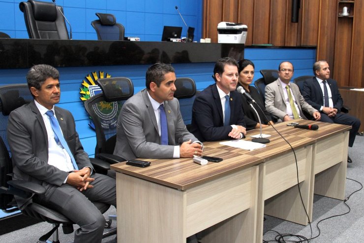 Membros da Frente Parlamentar do Idoso, coordenada por Renato Câmara, na posse em 2019