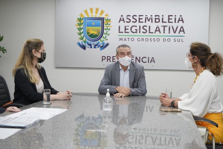 Deputado Paulo Corrêa, presidente da ALEMS, recebeu, nesta terça-feira, a delegada Aline Gonçalves e a procuradora-geral Fabíola Marquetti