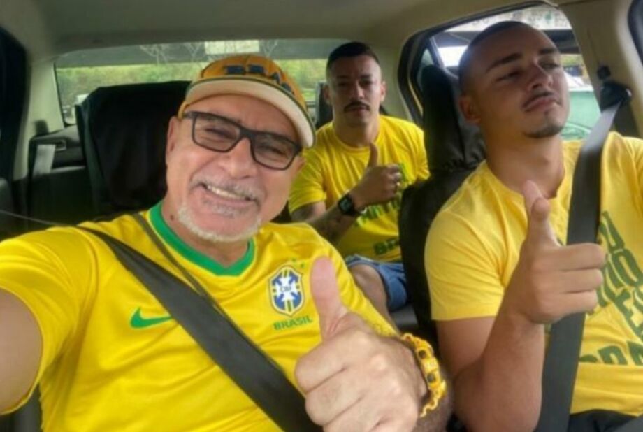 Fabrício Queiroz também participou da manifestação