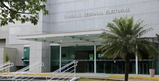 Os   prazos   que   vencerem   nestas datas ficam   automaticamente prorrogados para o primeiro dia útil seguinte