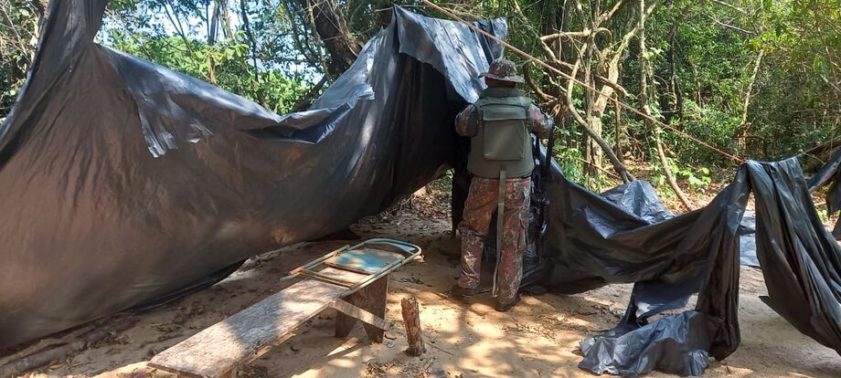 As barracas de lona do acampamento foram desmontadas e bancos de madeira foram quebrados.