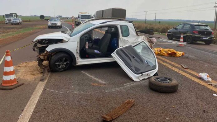 Colisão entre uma picape e duas carretas culminam em acidente fatal