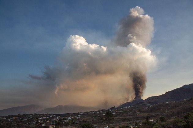 Vulcão Cumbre Vieja está ativo e expele fumaça na ilha espanhola de La Palma