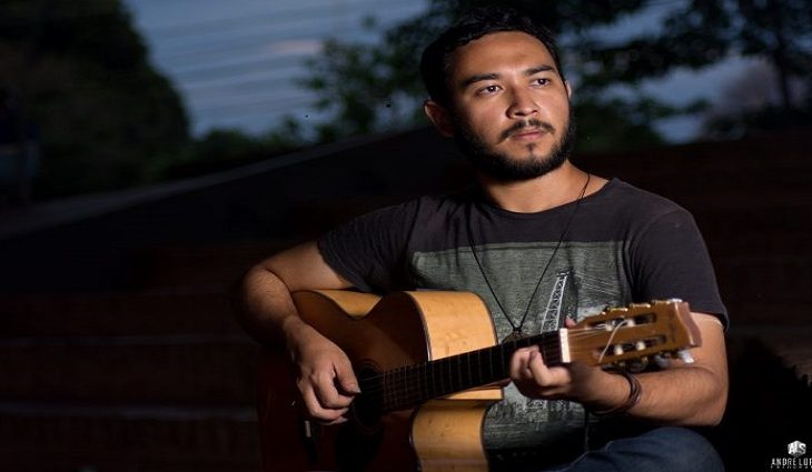 O músico Alexandre Kenji
