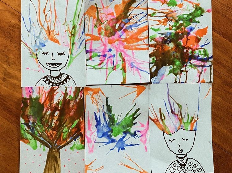 No primeiro sábado do mês, 04, a criançada fará a Oficina de pintura assoprada, em que assoprar a tinta se torna em expressão de formas abstratas, árvores e até cabelos bem malucos e coloridos
