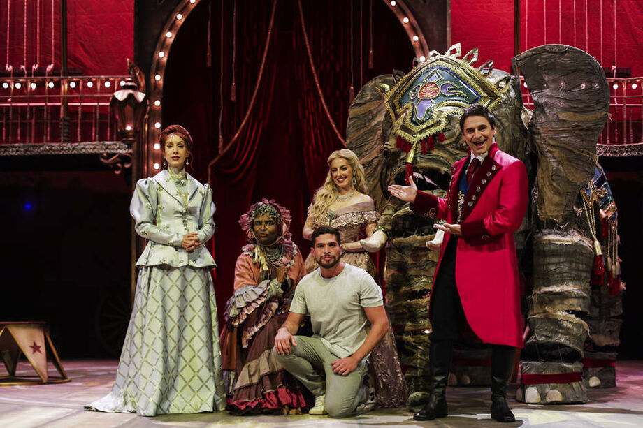 'Barnum - O Rei do Show', e o diretor Gustavo Barchilon, à frente, durante ensaio no teatro Opus, em 24 de setembro de 2021