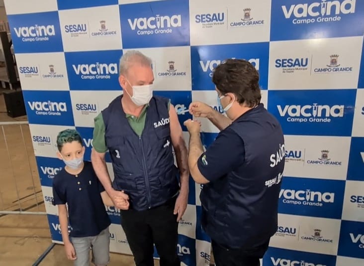 Secretário sendo vacinado