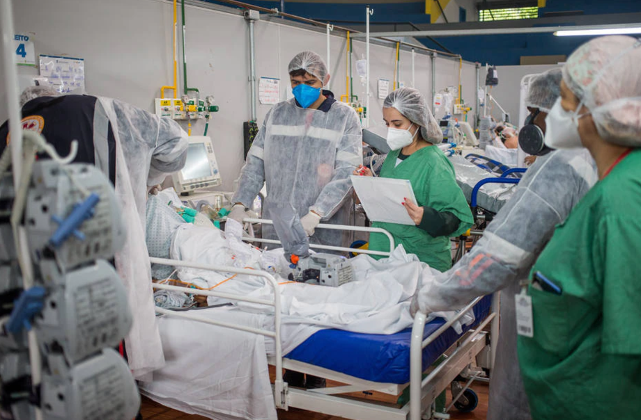 Paciente é atendido em hospital de campanha em Santo André, na Grande São Paulo