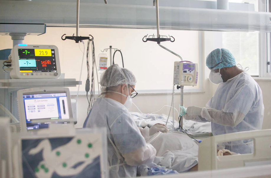 Paciente de covid-19 recebe atendimento no Hospital Emílio Ribas
