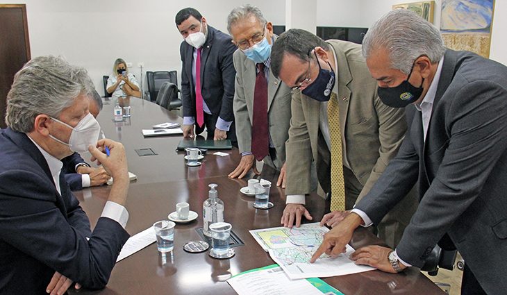 Reinaldo Azambuja discute avanços da rota bioceânica com embaixador do Paraguai