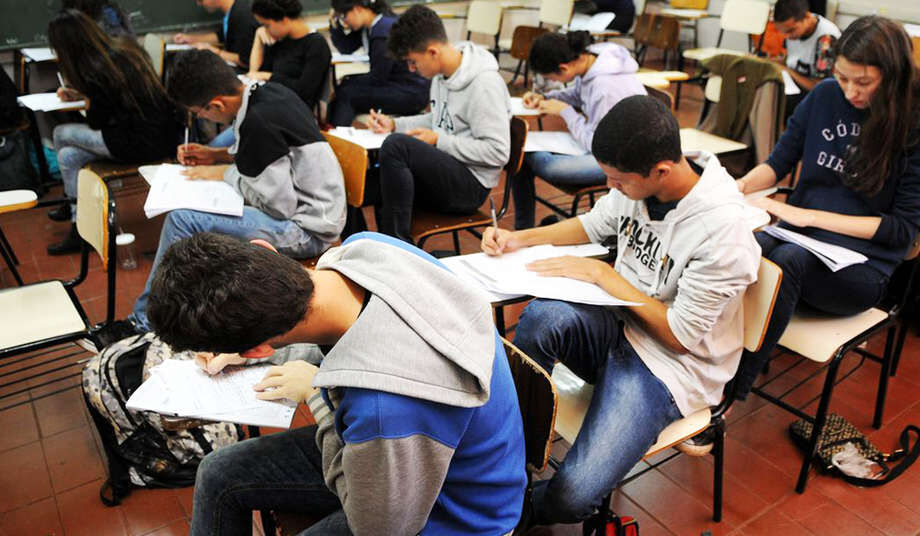 Estudantes em sala de aula